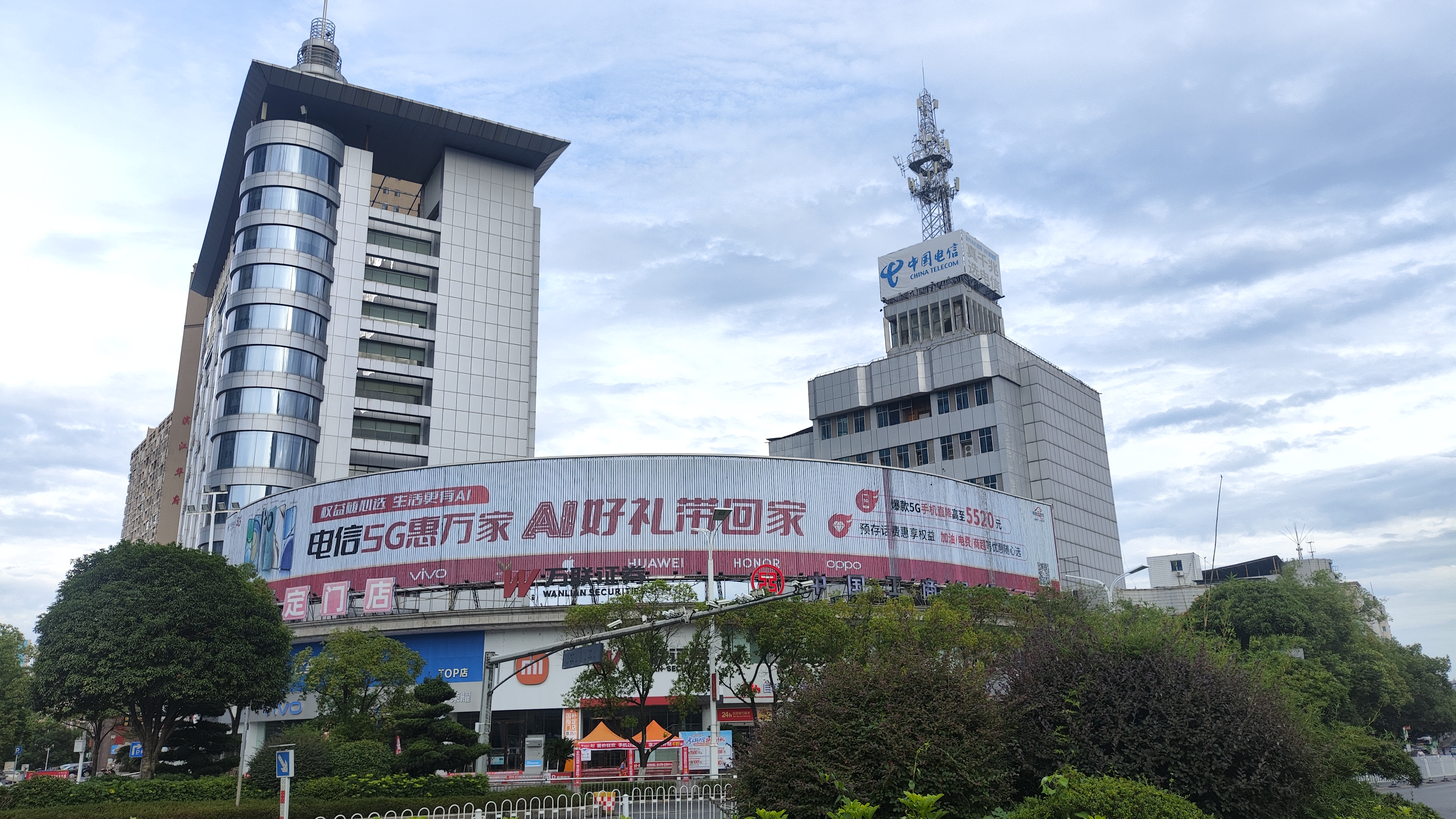 电信户外大楼三面翻